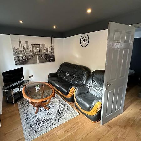 Brand New Large Studio Flat! Sutton  Kültér fotó