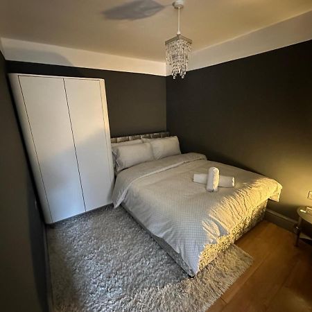 Brand New Large Studio Flat! Sutton  Kültér fotó