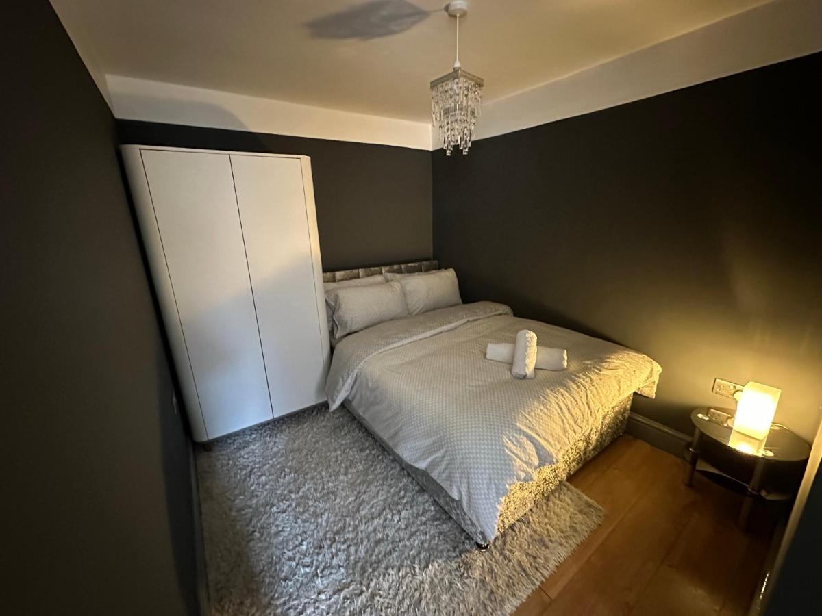 Brand New Large Studio Flat! Sutton  Kültér fotó