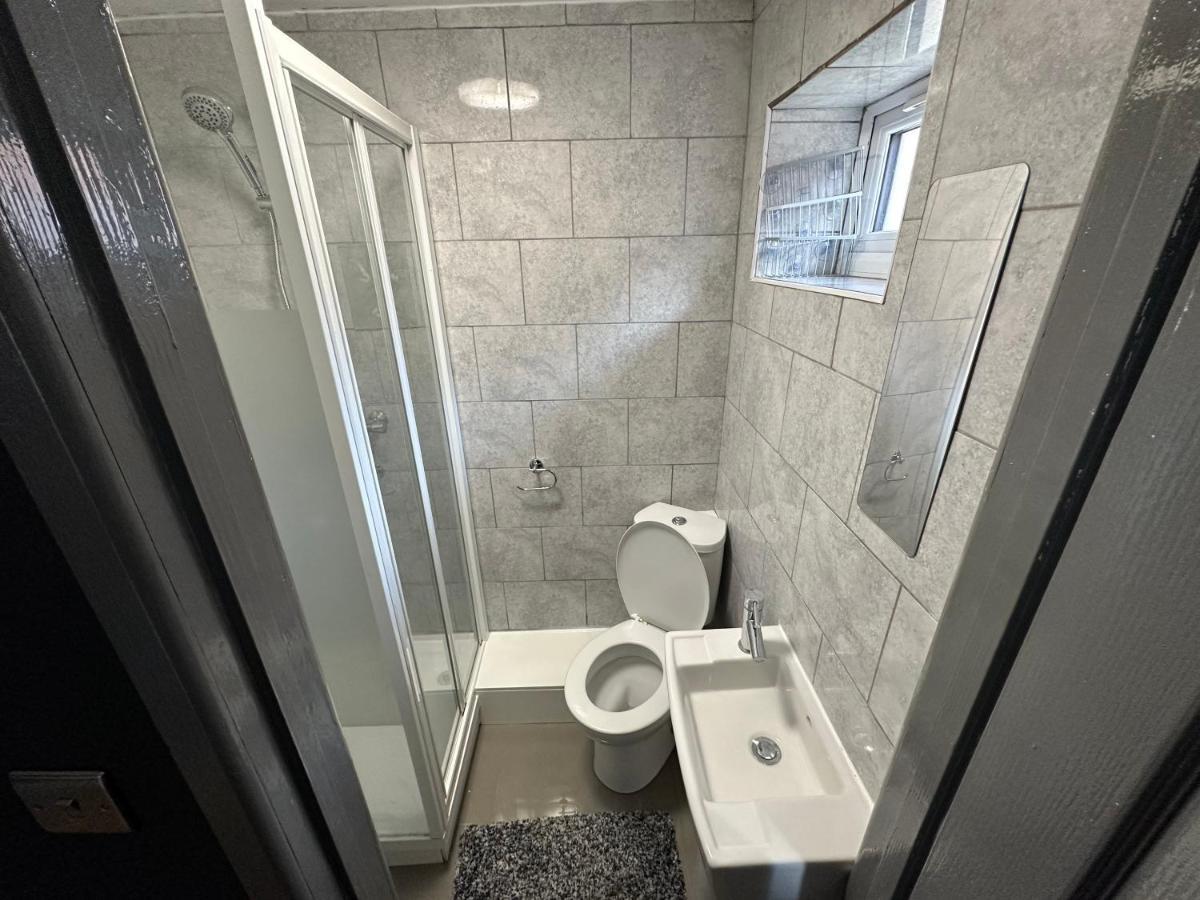 Brand New Large Studio Flat! Sutton  Kültér fotó
