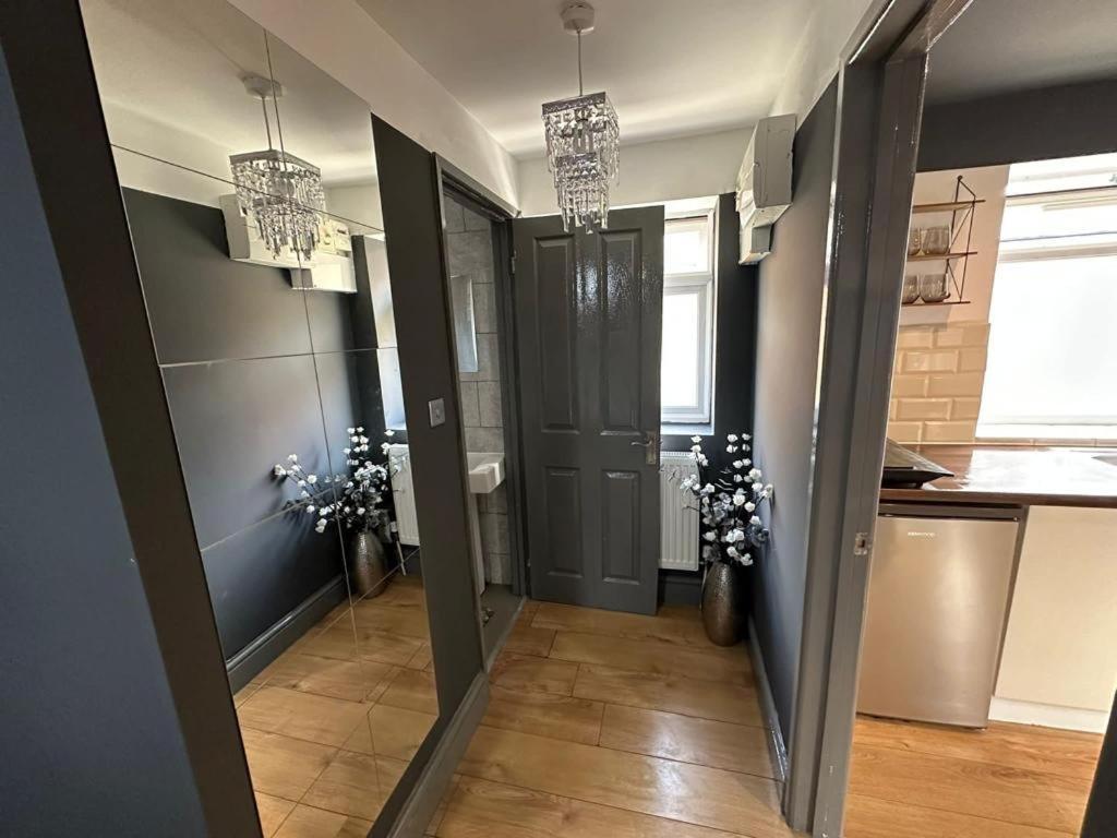 Brand New Large Studio Flat! Sutton  Kültér fotó